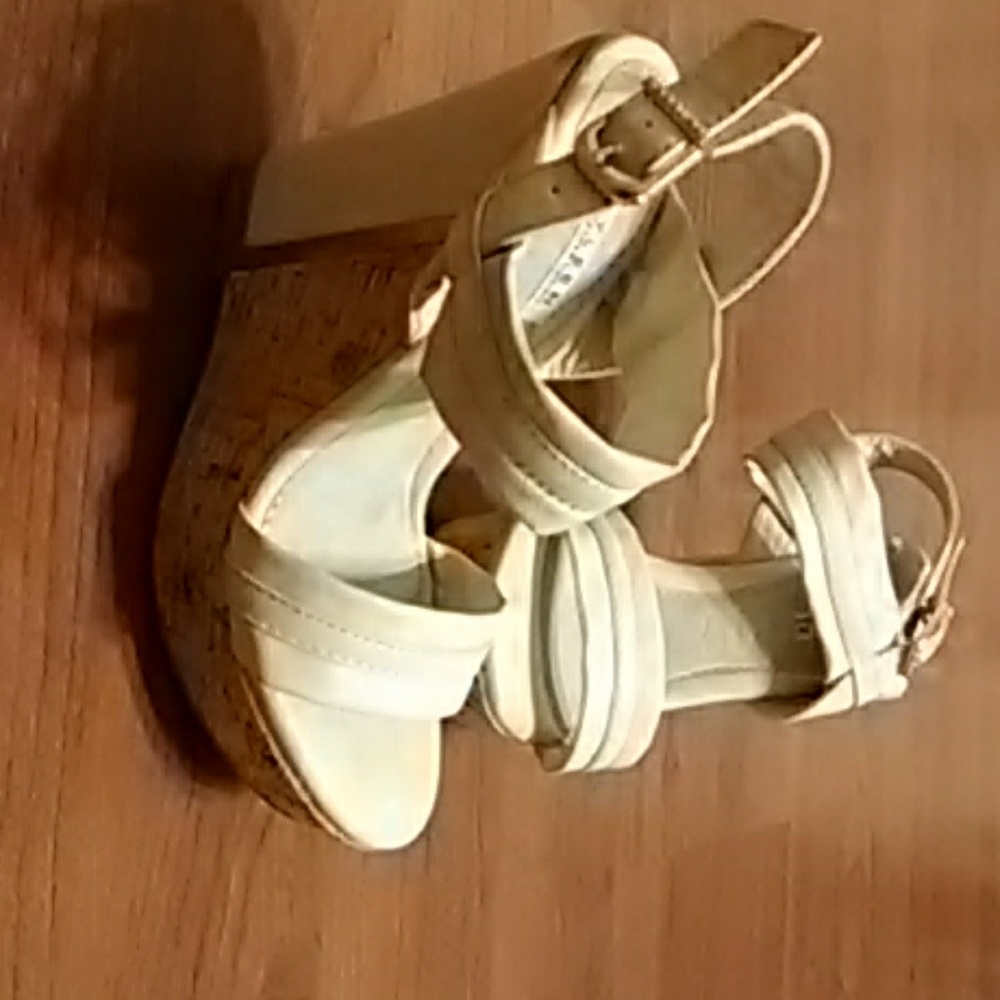 Tan heels - Picture 2 of 2